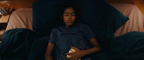 Bild 1 von 4: Felix (Junes Callaert) hört Walkman und denkt traurig an seine verstorbene Mutter.