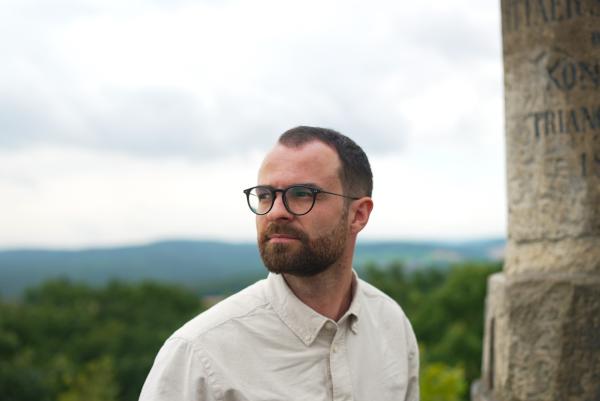 Bild 1 von 11: Das Elbsandsteingebirge entsteht über Millionen Jahre aus abgelagerten Sandschichten. Vom Aussichtspunkt am Cottaer Spitzberg blickt Moderator Niklas Kolorz über die markante Felsenlandschaft.