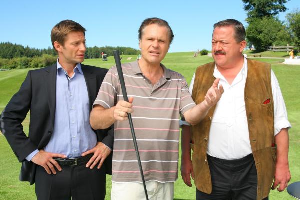 Bild 1 von 24: Im Bild: Die Rosenheimer Kommissare Hansen (Igor Jeftic, l.) und Hofer (Joseph Hannesschläger, r.) verdächtigen Fritz Göbel (Christoph Gareisen, m.).