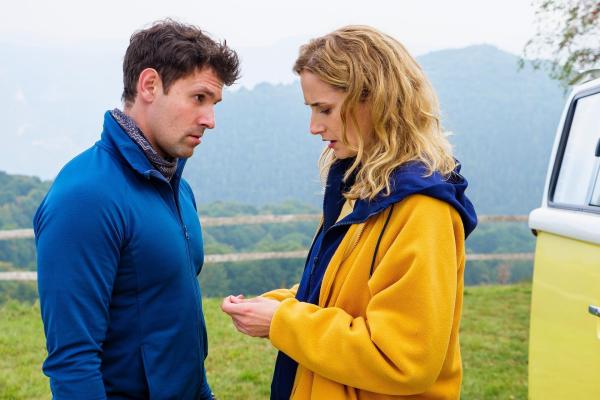 Bild 1 von 17: Im Bild: Nell (Pia-Micaela Barucki) will am Gardasee ihren Fluglehrerinnenschein machen. Davon will sie sich nicht ablenken lassen - weder von ihrem Fluglehrer Lukas (Joshua Grothe) noch von Simone, auf dessen Grundstück sie mangels besserer Alternativen ihren Campingbus parkt.