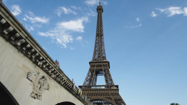Bild 1 von 11: Seit mehr als 130 Jahren ist der Eiffelturm mit seinen gut 300 Metern Symbol für Paris. Die Pariser selbst nennen ihren Turm liebevoll \