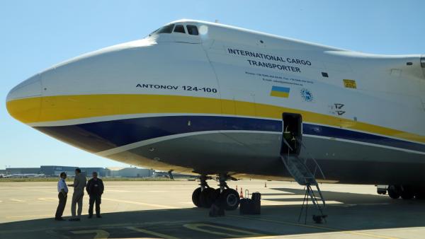 Bild 1 von 2: Die Antonov An-124 Ruslan wurde in den 70er-Jahren als Transportflugzeug für die sowjetischen Armee konzipiert.