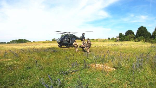Bild 1 von 2: Piloten des Hubschrauber-Geschwaders 64 trainieren in Bayern gemeinsam mit Spezialkräften der Marine und Fallschirmjäger eine medizinische Evakuierung.