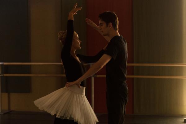 Bild 1 von 14: Lena (Jessica Lord, l.) und Max (Rory J. Saper, r.) üben für das Vortanzen. Sie wollen ihren Tanzlehrer beeindrucken und hoffen, dadurch Hauptrollen in seinem neuen Ballettstück zu bekommen.Honorarfrei - nur für diese Sendung bei Nennung ZDF und Nicolas Velter.