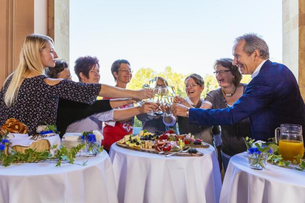 Bild 1 von 5: Anstoßen mit Tilmann Schöberl. Von links: Manja Rohm, Maria Bogner, Silvia Deinhard, Michaela Gerstner-Scheller, Marie-Luise Hornstein, Manuela Thalhammer, Anne Leichtenstern und Tilmann Schöberl.