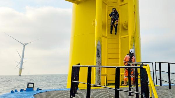 Bild 1 von 6: Über eine steile Leiter geht es auf die erste Plattform der Offshoreanlage.