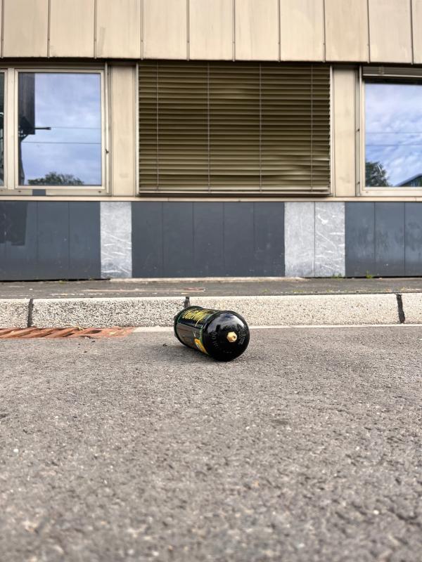 Bild 1 von 10: Partyspaß, Abhängigkeit und knallhartes Geschäft - warum die bunten Flaschen aus dem Kiosk brandgefährlich sind.