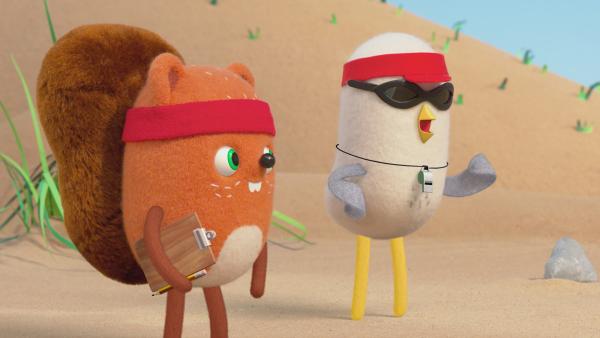 Bild 1 von 3: Emil hilft Bully de Bachtölpel bei der Junior Rettungsschwimmer-Prüfung.