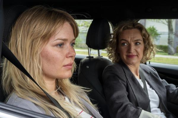 Bild 1 von 22: Nico Menke (Isabel Hinz, l.); Doreen Menke (Jessica Walther Gabory, r.)