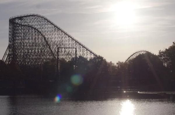 Bild 1 von 7: Die Holzachterbahn Colossos im Heide Park Resort in Soltau: ein furchteinflößender Monolith, der die Landschaft bestimmt