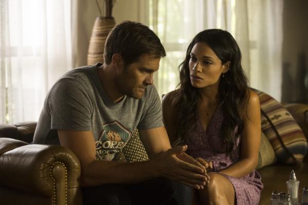 Bild 1 von 11: David Connover (Geoff Stults, l.); Julia Banks (Rosario Dawson, r.)