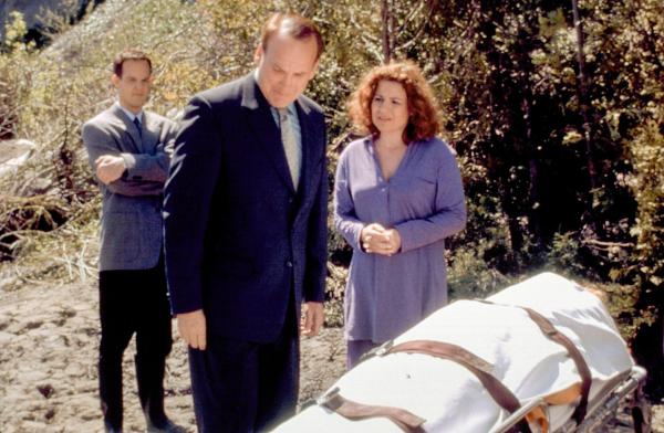 Bild 1 von 6: Im Bild (v.li.): Jason Gray-Stanford (Lt. Randall Disher), John Bourgeois (Commissioner Harry Ashcombe), Linda Kash (Dolly Flint).