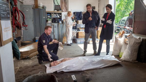 Bild 1 von 7: Der Gnadenhofbesitzer Erik Zierling (Alexander Petau) ist brutal niedergeschlagen worden und in einen Wassertrog gestürzt. Nun ist er tot. Mit wem ist der Mann in Streit geraten? Die Kommissare Joost (Nike Fuhrmann, r.) und Pöhlmann (Dominic Boeer, 2.v.r.) sowie Polizist Timmermann (Mathias Junge, l.) und Kriminaltechnikerin Roswitha Prinzler (Silke Matthias, 2.v.l.) durchkämmen den gesamten Hof nach Hinweisen und Spuren. Können die Kommissare den Mörder von Erik Zierling finden?