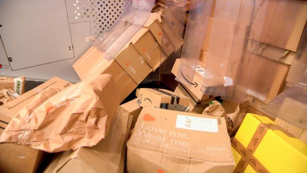 Bild 1 von 4: 50 Millionen Pakete pro Jahr werden wieder zurück geschickt.