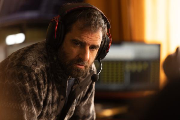 Bild 1 von 8: Etienne (Grégory Montel) überwacht von Frankreich aus das Treffen mit Sugalov.