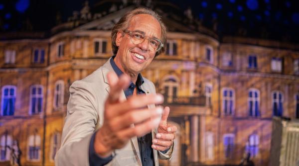 Bild 1 von 3: Der König des schwäbischen Kabaretts ist zurück - frischer, frecher und freier als je zuvor. In seinem neuen Programm wagt sich Christoph Sonntag an die großen Fragen der Zeit: Wohin steuert die Welt? Muss man sich sorgen um den Zustand der Demokratie? Lohnt es noch, in Deutschland zu leben? \