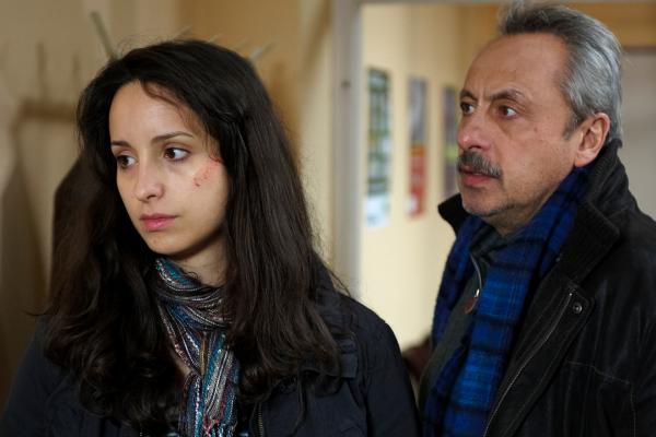 Bild 1 von 1: Stubbe versucht, nach einem Anschlag seine Tochter davon zu überzeugen, den Ort zu verlassen und nach Hamburg zurück zu fahren.