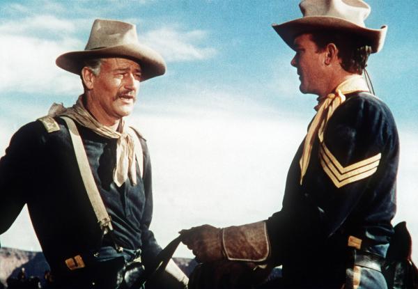 Bild 1 von 1: Capt. Nathan Brittles (John Wayne, li.) ist Kommandant eines Forts an der Grenze zum Indianergebiet.