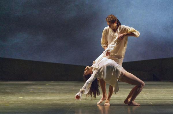 Bild 1 von 4: Mozarts Musik und die expressiven Bewegungen des zeitgenössischen Tanzes bilden ein poetisches Zusammenspiel.