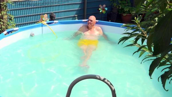 Bild 1 von 1: Elvis gönnt sich eine Auszeit im Pool