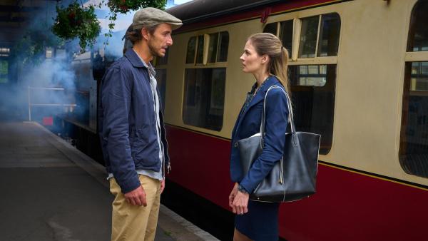 Bild 1 von 15: Im Bild: Kieran Nash (Max Alberti) möchte von Laura Tate (Kate Braithwaite) wissen, warum sie ihm all die Jahre nichts von dem gemeinsamen Sohn erzählt hat.