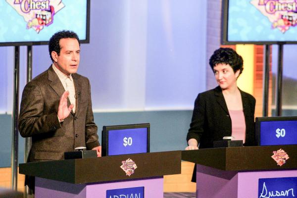 Bild 1 von 3: Im Bild: Tony Shalhoub (Adrian Monk), Lauren Cohn (Bibliothekarin).