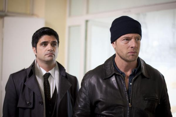 Bild 1 von 37: Der Entführer ist ihnen immer einen Schritt voraus: Mick (Henning Baum, r.) und Andreas (Maximilian Grill, l.) ...