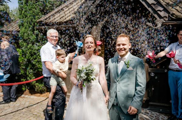 Bild 1 von 5: Europa-Park Mitarbeiterin Ann-Christin Gerach und ihr Mann Timo heiraten in der Norwegischen Stabkirche mitten im Park.