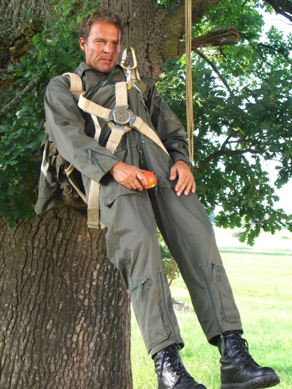 Bild 1 von 15: Alles Gute kommt von oben - Durchhänger inklusive: Christian Tramitz in \