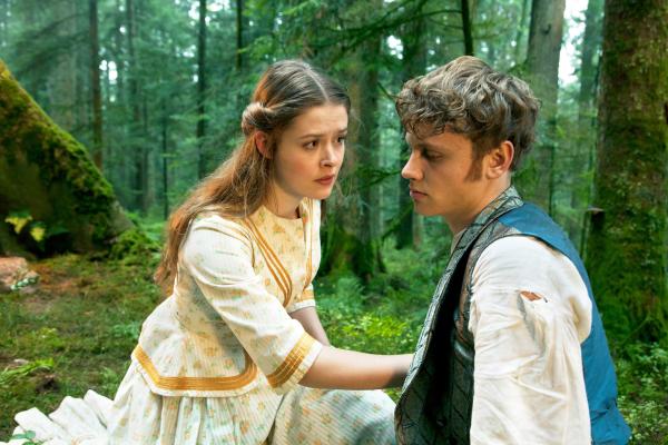 Bild 1 von 15: Lisbeth (Laura Louisa Garde) tröstet ihren Mann Peter (Rafael Gareisen), der sich inzwischen große Vorwürfe wegen seines gemeinen und gefühllosen Verhaltens macht.