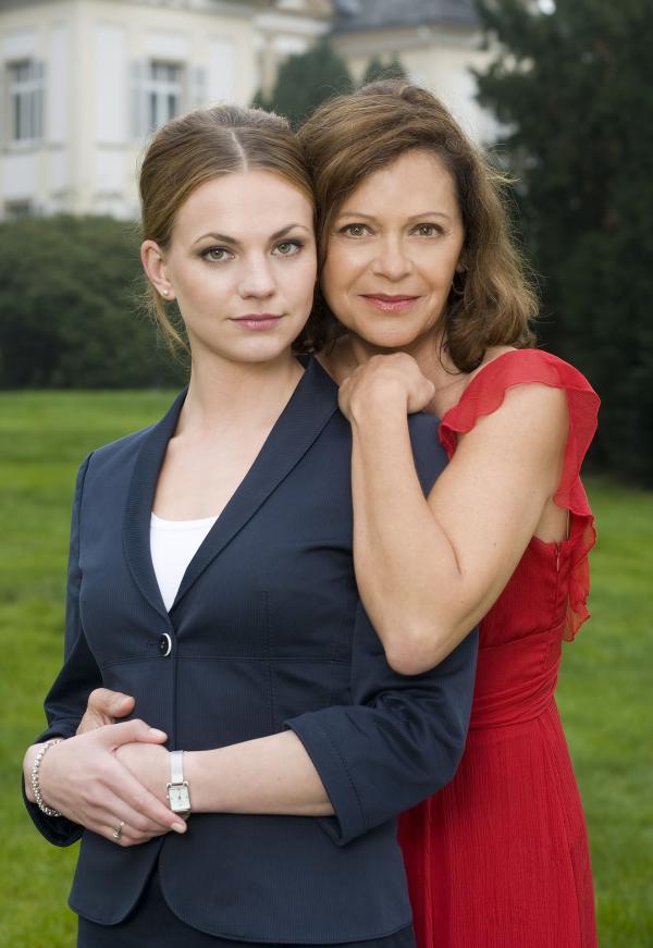 Bild 1 von 3: Ariane Sailer (Anna Bertheau, links) mit ihrer Mutter Mona (Angela Roy).