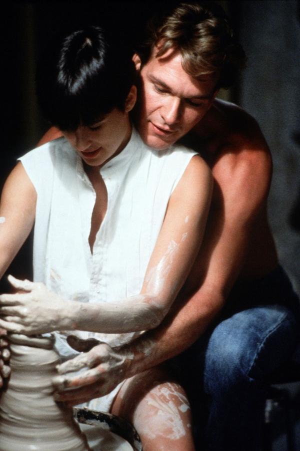 Bild 1 von 10: Sie sind jung, verliebt und glücklich: der erfolgreiche Banker Sam (Patrick Swayze, r.) und seine Freundin, die aparte Künstlerin Molly (Demi Moore, l.).