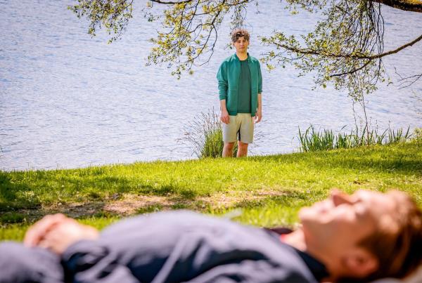 Bild 1 von 28: Im Bild: Elias (Orlando Lenzen, hinten) sehnt sich nach Leo (Aurel Klug, vorne) und würde ihm als Freund gerne helfen.