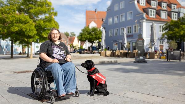 Bild 1 von 6: Als Assistenzhund für psychosoziale Beeinträchtigungen (PBS) kann Dori Panikattacken frühzeitig erkennen.