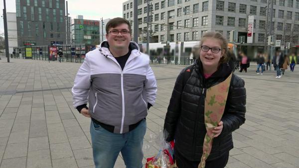 Bild 1 von 6: Pascal hat seine Freundin Tina vom Bahnhof abgeholt