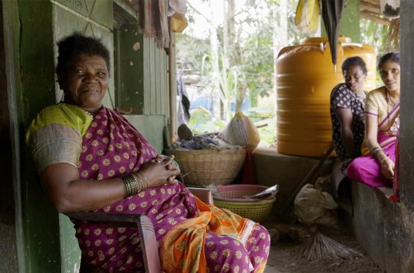 Bild 1 von 4: Akshey Siddi (nicht im Bild) besucht seine Großmutter und Tanten im Dorf Mainalli.