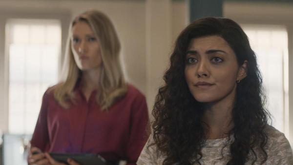 Bild 1 von 15: Lucy Tara (Yasmine Al-Bustami, r.)