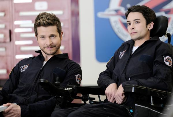 Bild 1 von 22: Dr. Conrad Hawkins (Matt Czuchry, l.); Finn Niver (Bridger Zadina, r.)