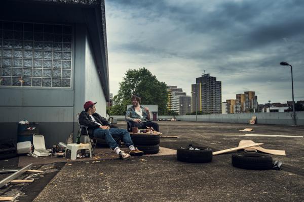 Bild 1 von 12: Sol (Eko Fresh, l.) und Hardy (Sascha Reimann, r.) chillen auf dem Dach des Wohnblocks.