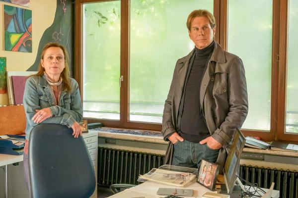 Bild 1 von 14: Im Bild: Bei der Leiterin des Jugendzentrums und Bekannten von Martin Kessler, Monika Vogt (Jule Ronstedt) erfährt Kommissar Caspar Bergmann (Thomas Heinze) spannende Details zur Beziehung zwischen Luna Kessler und ihrem Vater.