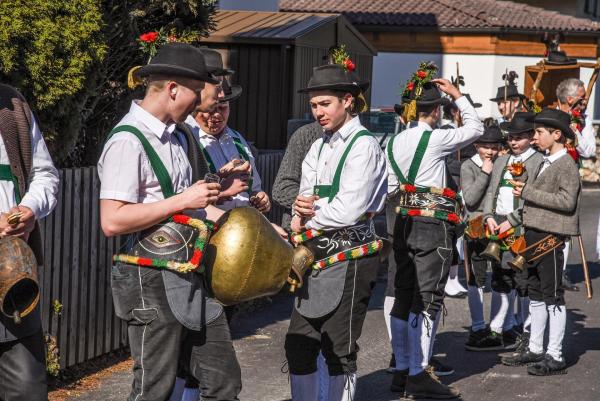 Bild 1 von 33: Im Bild: Bei jeder Station gibt es eine kleine Jause währen dem Grasausläuten.