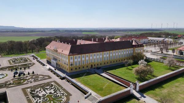 Bild 1 von 10: Im Bild: Schloss Hof - Prinz Eugen von Savoyen ließ das Schloss, nach dem Erwerb 1725  zu einer barocken Schlossanlage umgestalten.