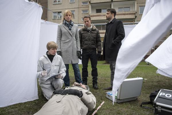 Bild 1 von 5: (v.l.n.r.) Prof. Dr. Sabine Rossi (Anna Stieblich); Ina Zimmermann (Melanie Marschke); Jan Maybach (Marco Girnth); Dr. Alexander Binz (Michael Rotschopf)