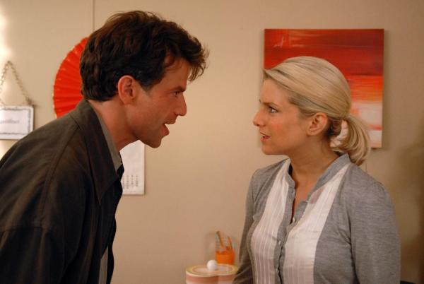 Bild 1 von 13: Markus (Johannes Brandrup, l.) hat das Spiel von Claudia durchschaut und glaubt nun, dass die Gefühle von Franziska (Jeanette Biedermann, r.) zu ihm auch nur ein Teil des Spiels sind ...