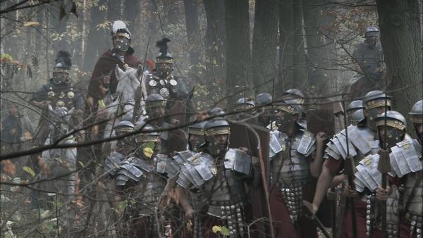 Bild 1 von 3: Das römische Heer gilt lange als unbesiegbar. Doch ab Beginn des 5. Jahrhunderts kann es die Invasionen feindlicher Stämme nicht mehr abwehren. Schließlich erobert der Germanenführer Odoaker Rom und krönt sich selbst zum König von Italien.