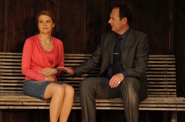 Bild 1 von 9: Uschi und Hubert treffen sich zufällig an der Waldhütte. Von links: Uschi Guggenmoser (Silke Popp) und Hubert Kirchleitner (Bernhard Ulrich).