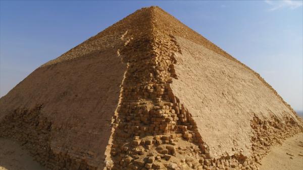 Bild 1 von 3: Bauprobleme sind verantwortlich für die einzigartige Form von König Snofrus Knickpyramide.