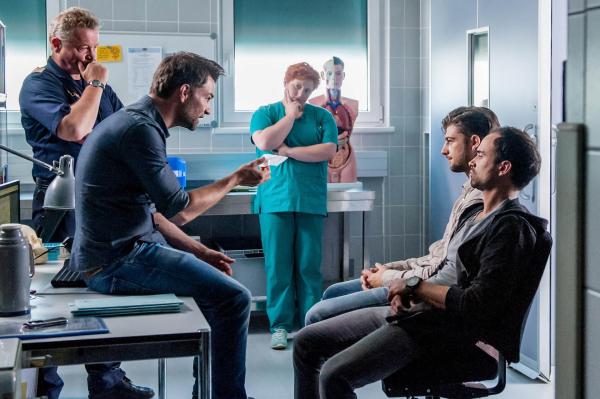 Bild 1 von 23: Im Bild (v.li.): Ferry Öllinger (Kroisleitner), Jakob Seeböck (Lukas Roither), Veronika Polly (Dr. Stefanie Löcker), Emanuel Fitz (Laurenz Paar), Roman Blumenschein (Chris).