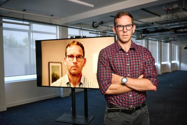 Bild 1 von 3: Im Bild: Täuschend echt: Allgemeinmediziner Tom Rustom und sein digitaler Klon, dh die KI-Version seiner selbst