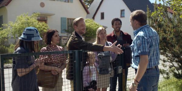 Bild 1 von 2: Zwei Familien bewerben sich um eine Doppelhaushälfte. Andi Knuppe (Milan Peschel, r.) lädt zur Hausbesichtigung.